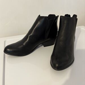 Esprit Black Ankle Boots Sleek Chelsea Style